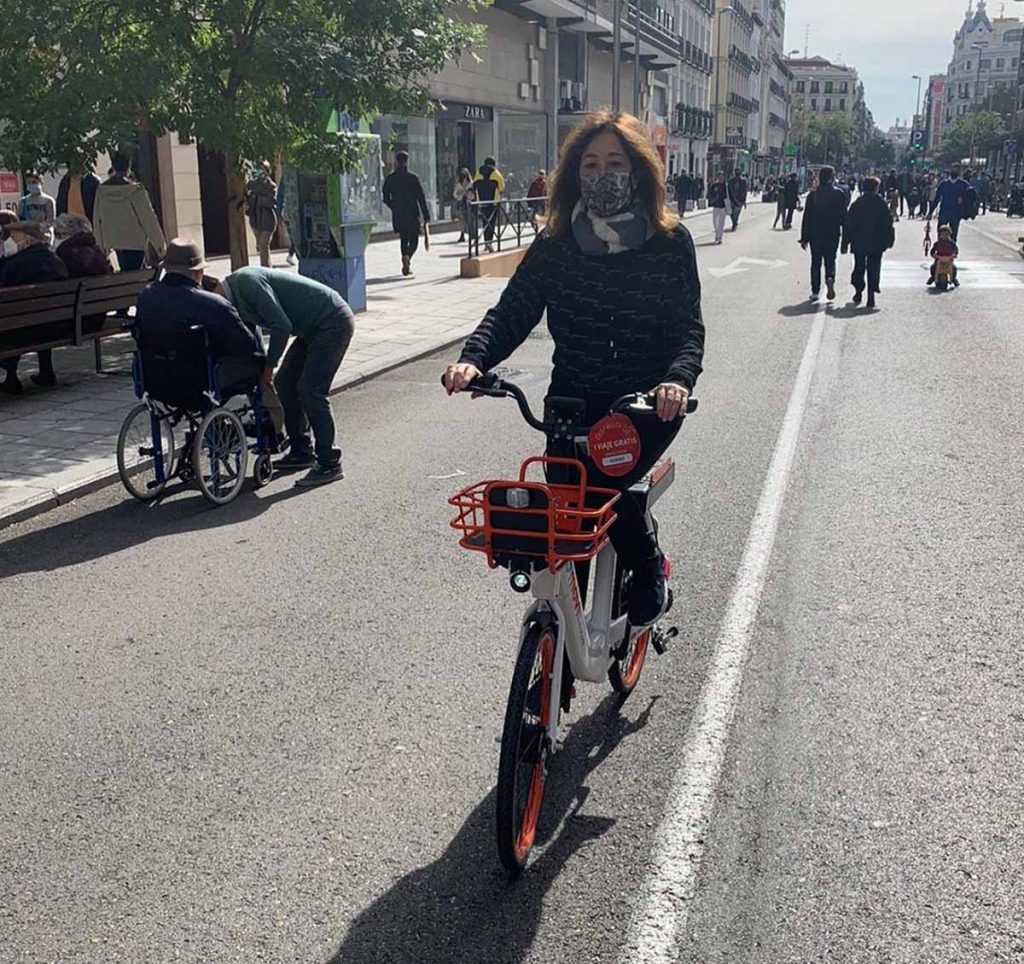 Ana Rosa Quintana disfruta de un plan sobre ruedas: en bici por Madrid