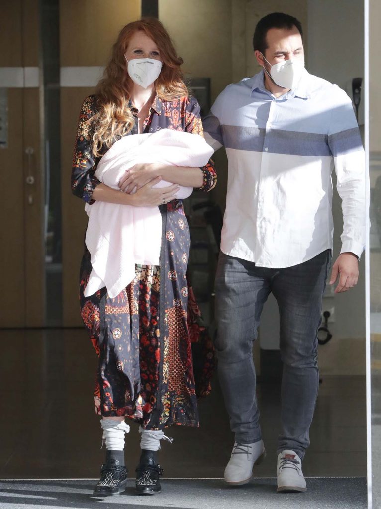María Castro abandona el hospital con su segunda hija Olivia