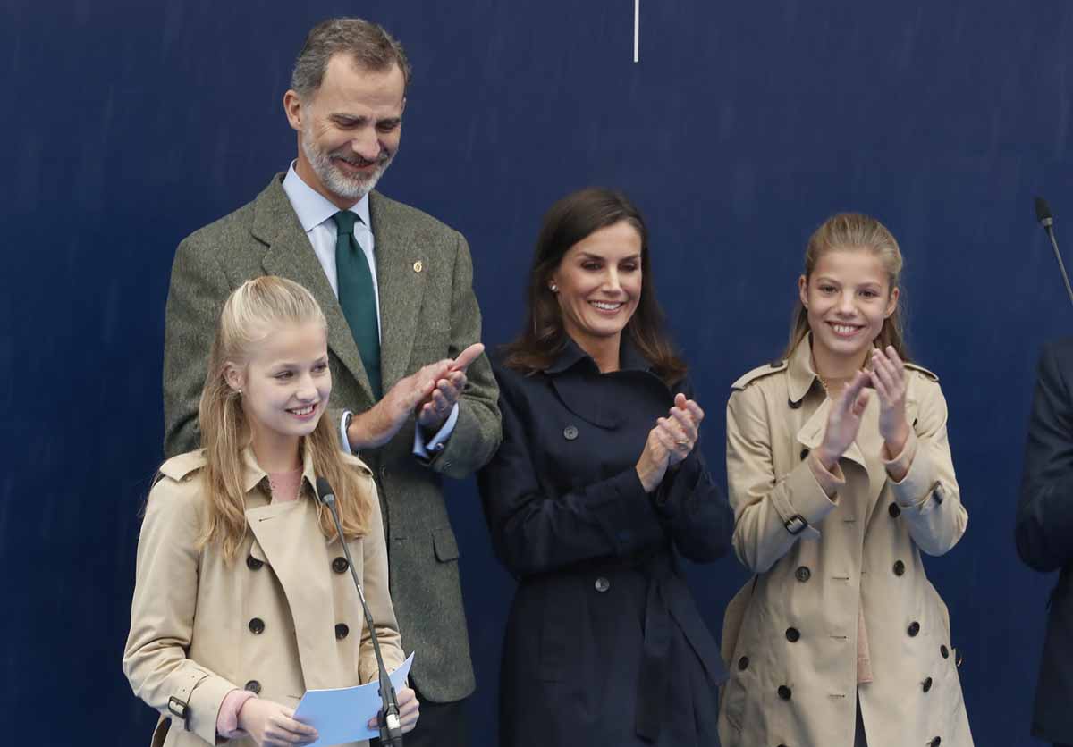 Los Reyes Felipe VI y Letizia meten tijera en su visita al Pueblo Ejemplar por culpa del coronavirus