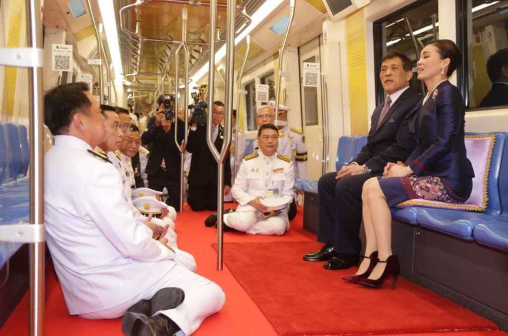 La escandalosa imagen de la escolta de la reina de Tailandia que ha dado la vuelta al mundo