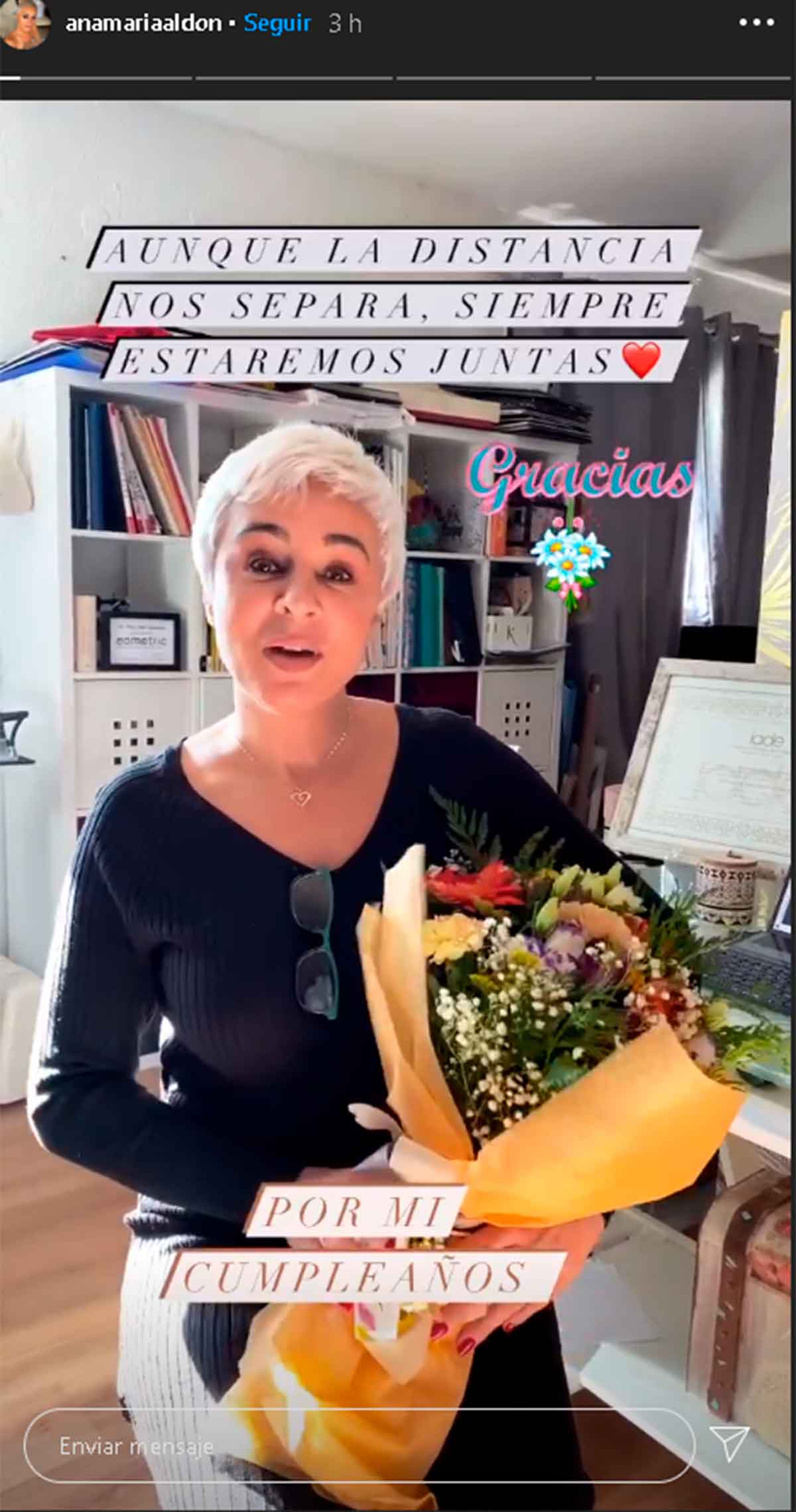 Ana María Aldón enseña los regalos que le han hecho por su cumpleaños