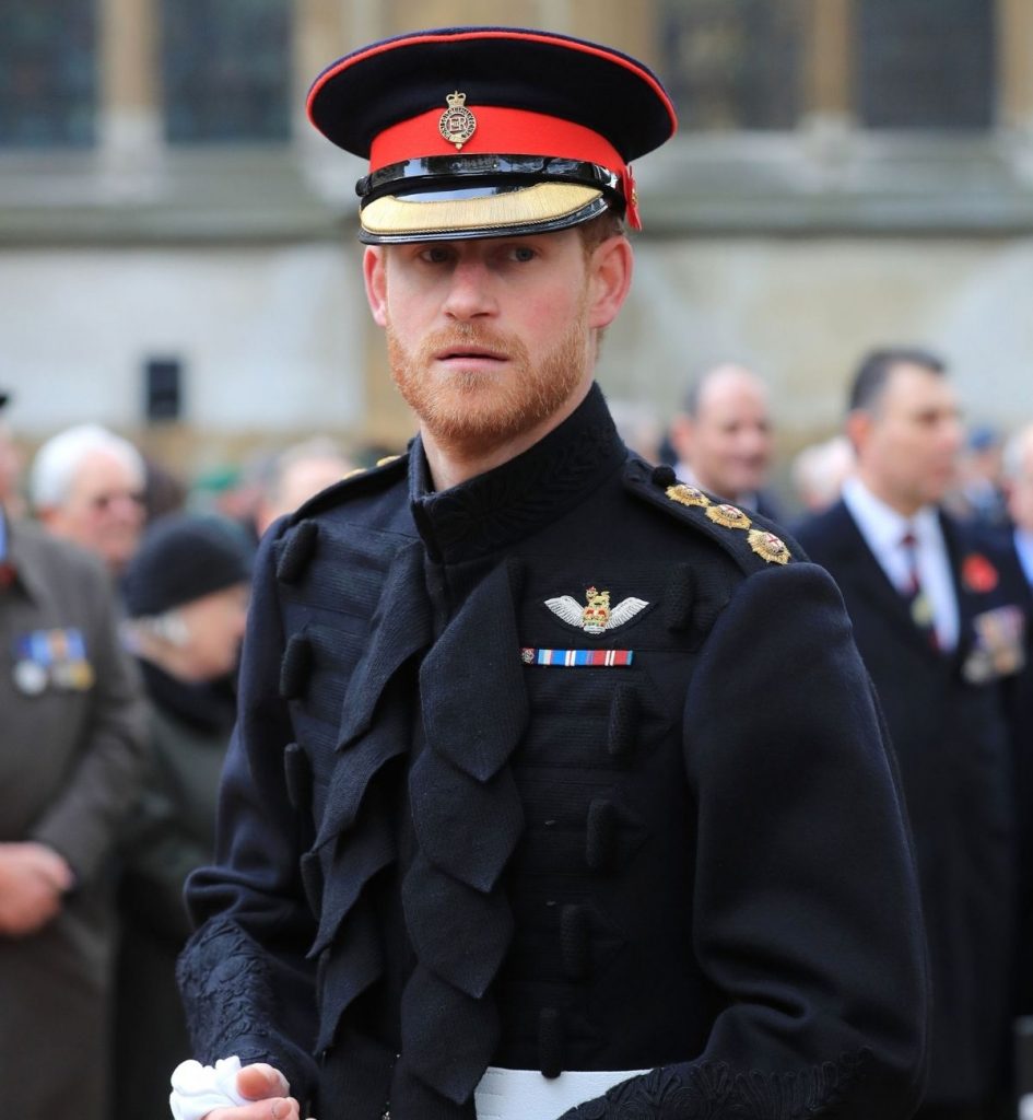 El príncipe Harry planta cara a la reina Isabel II y se niega a renunciar a sus títulos militares