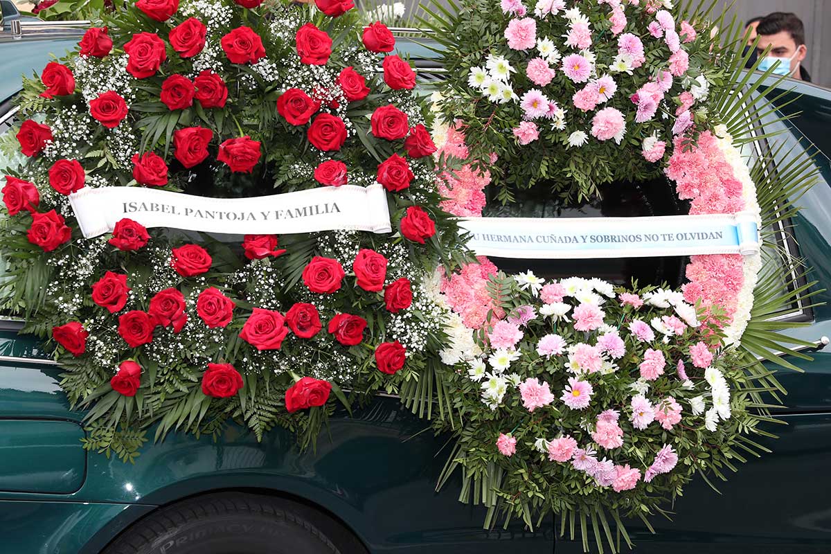 El detalle con el que Isabel Pantoja ha estado presente en el funeral del padre de Irene Rosales
