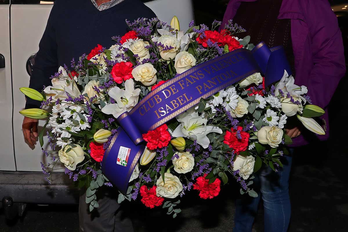 El detalle con el que Isabel Pantoja ha estado presente en el funeral del padre de Irene Rosales