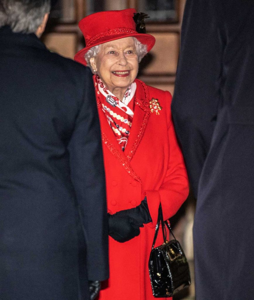 La sonrisa (y los labios pintados de rojo) de la reina Isabel lo dicen todo: el esperado reencuentro prenavideño de los Windsor