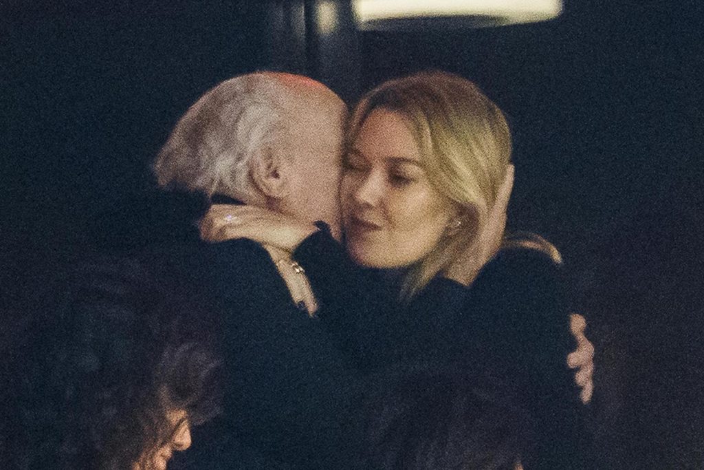 El abrazo entre Marta Ortega y su padre durante la sorpresa navideña de los trabajadores de Inditex