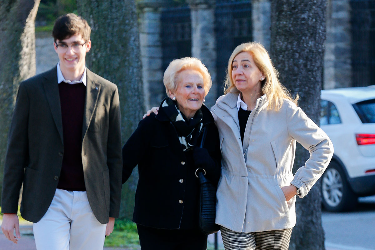 Infanta Cristina de Borbón con su hijo Pablo Nicolás Urdangarin y Claire Liebaert en Vitoria