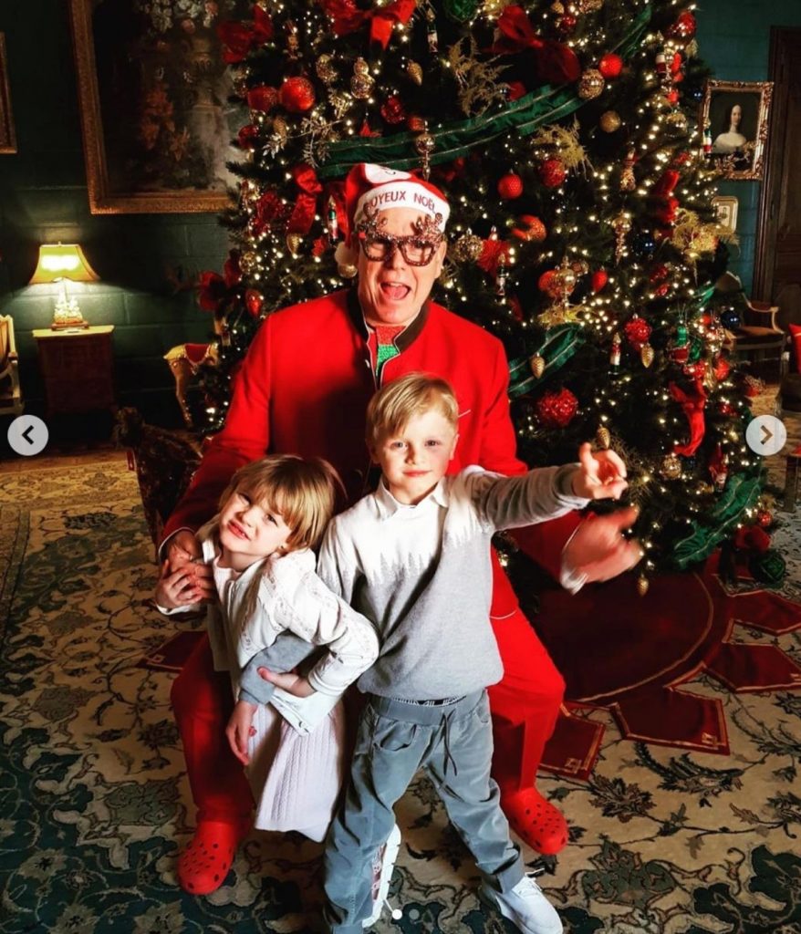 Alberto de Mónaco se convierte en un divertido Papá Noél en la felicitación navideña de su familia