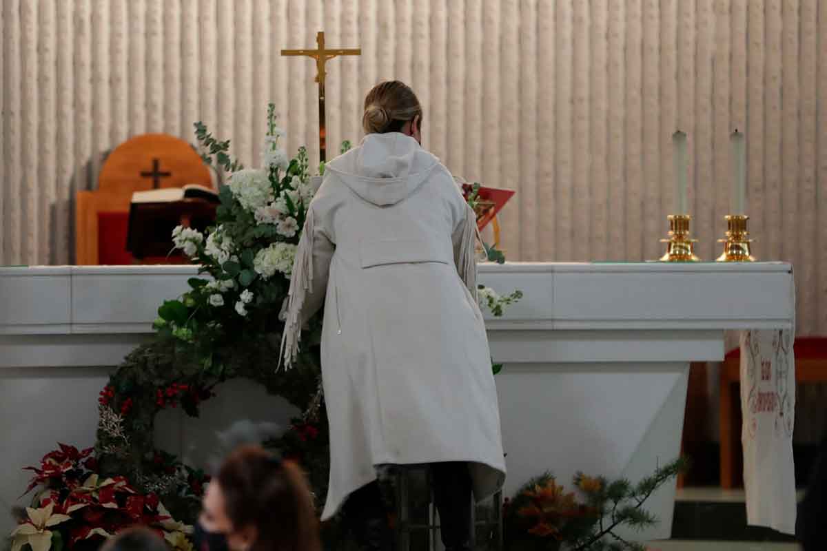 El dolor de Elena Tablada en la misa funeral de su abuela, Elena Moura