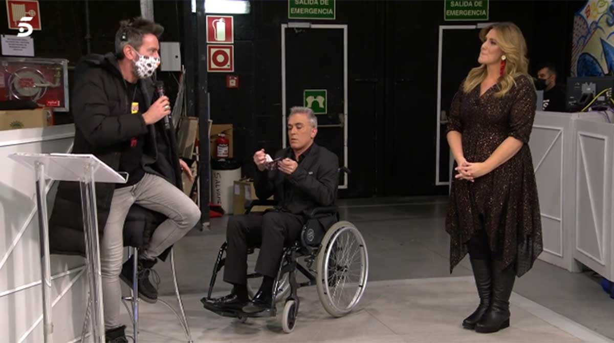 Kiko Hernández acude a trabajar a 'Sálvame' en silla de ruedas, ¿qué le ha pasado?”