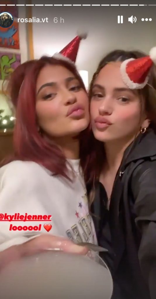 La fiesta navideña de Rosalía, Kylie Jenner y Kourtney Kardashian