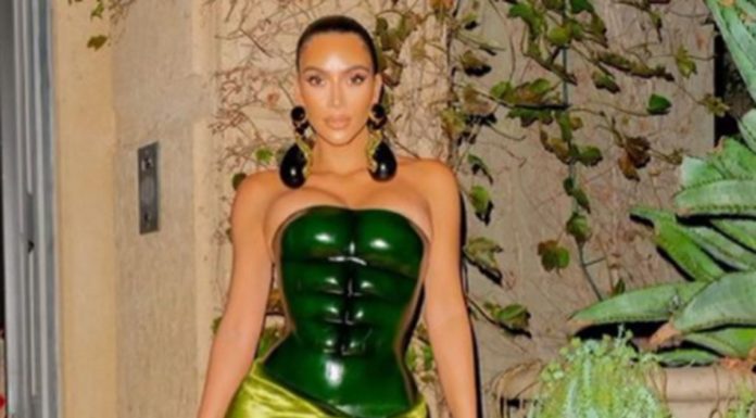 Kim Kardashian impacta con su 'look' navideño al más puro estilo 'Hulk'