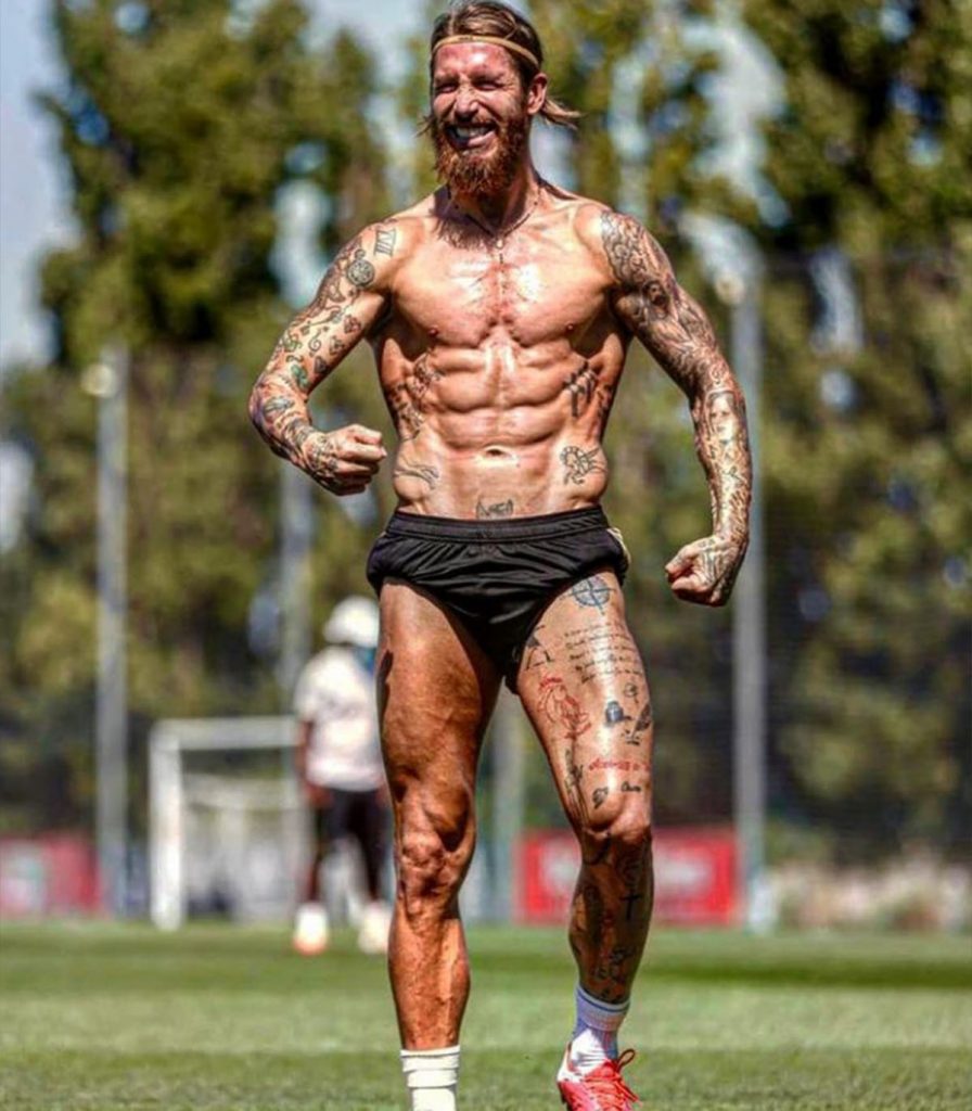Sergio Ramos, ahora tatuador: el futbolista muestra cómo hace su primer tatuaje