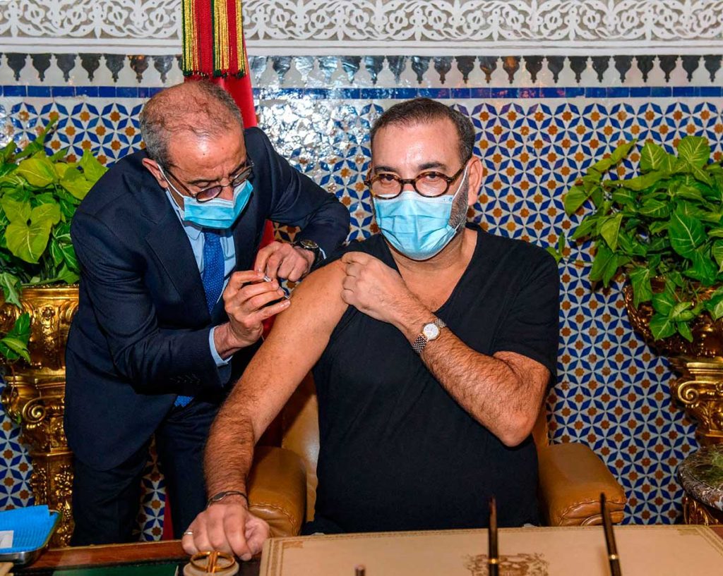 Mohamed de Marruecos (muy cambiado), el primero en vacunarse en su país
