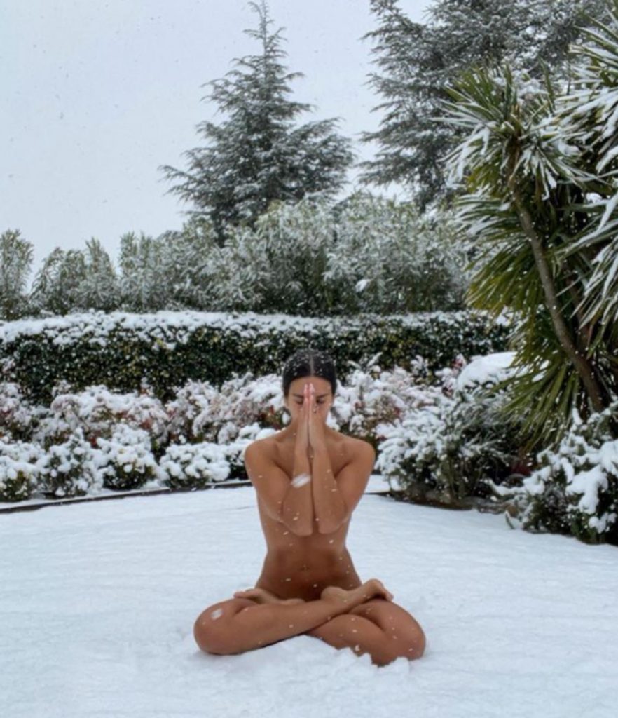 La última locura de Cristina Pedroche, desafía a Filomena desnudándose en la nieve