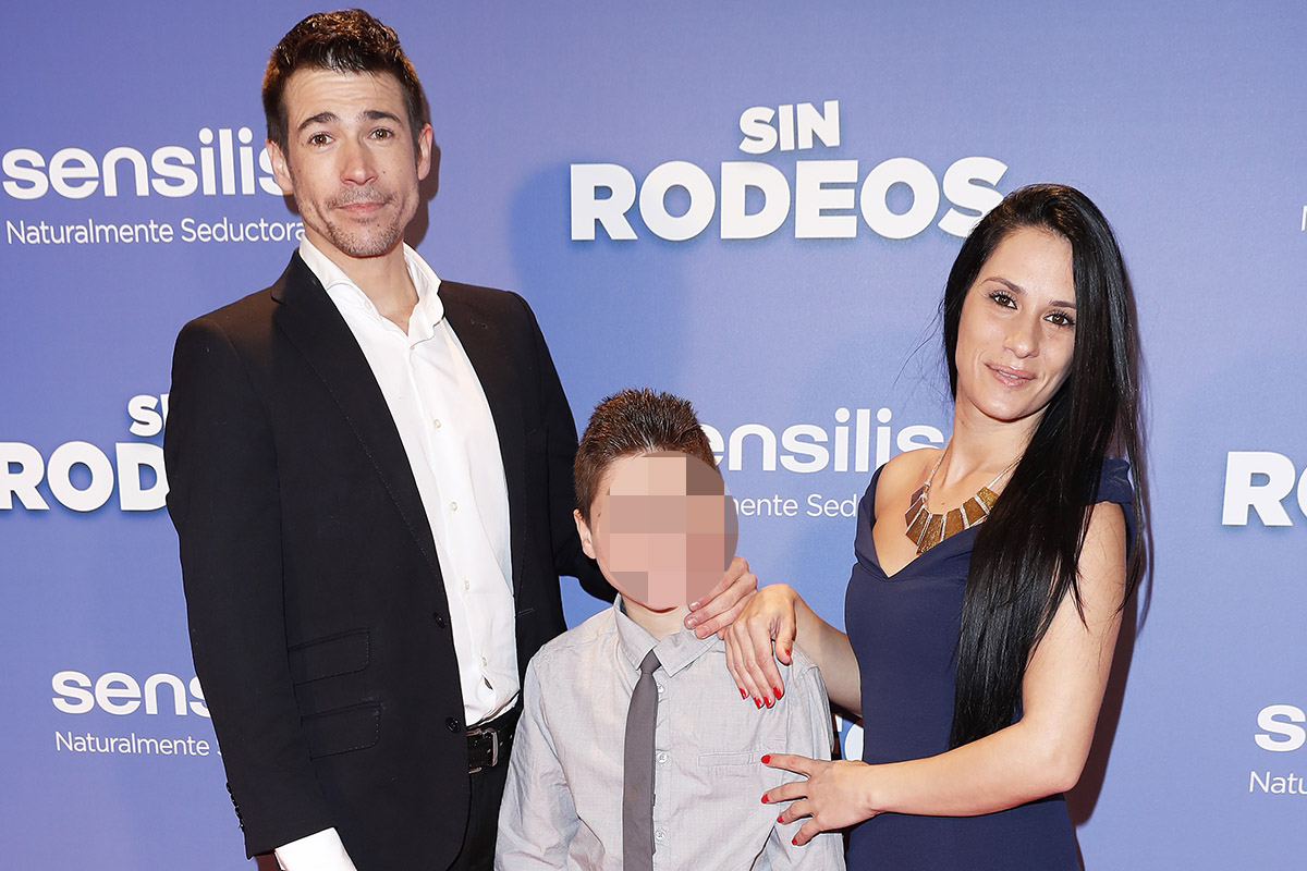 El actor Juan José Ballesta con Verónica y su hijo durante la premiere de la película "Sin Rodeos".