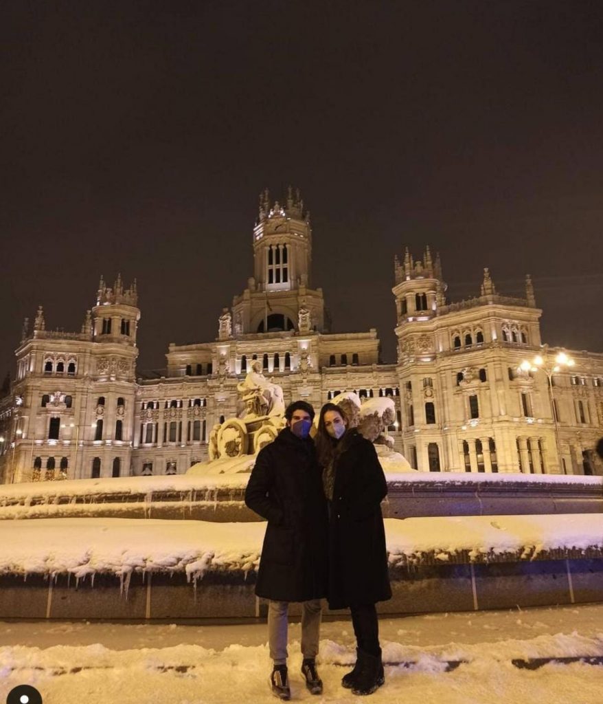 Cayetano Rivera y Eva González presumen de amor por las nevadas calles de Madrid