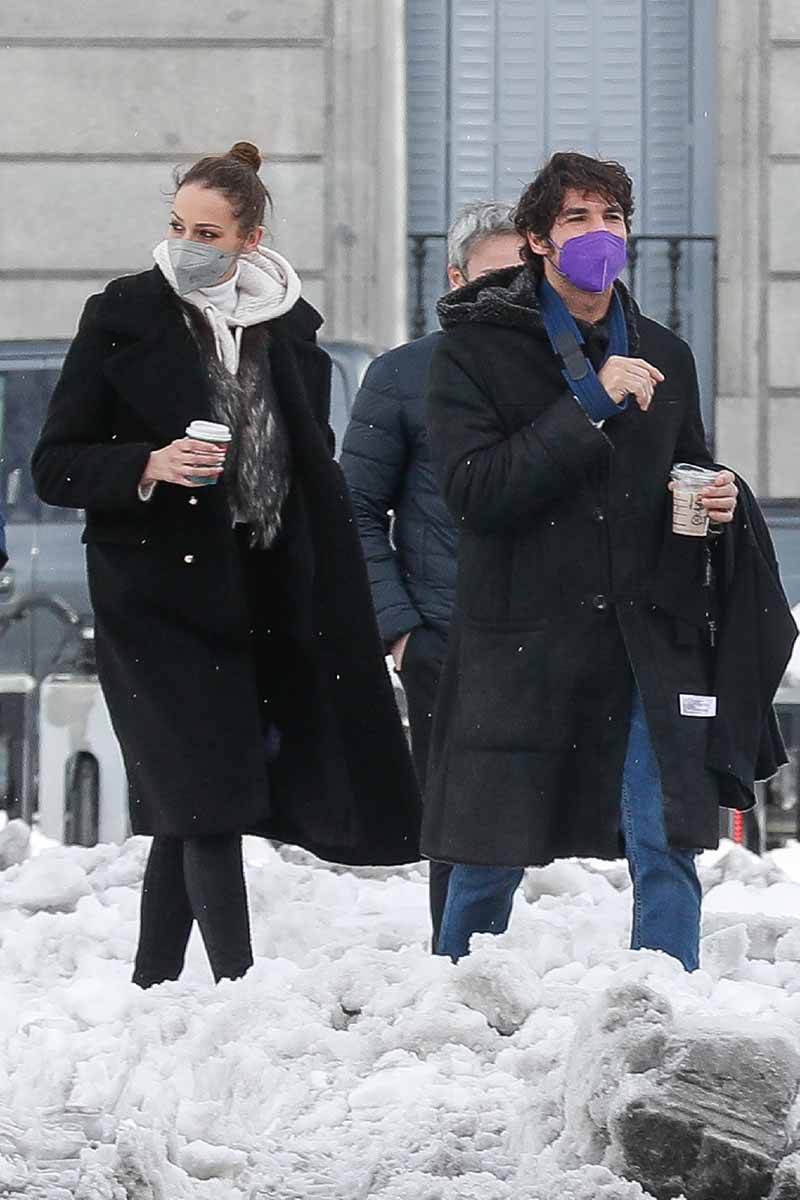 El paseo en la nieve de Eva González y Cayetano Rivera (con un brazo en cabestrillo)