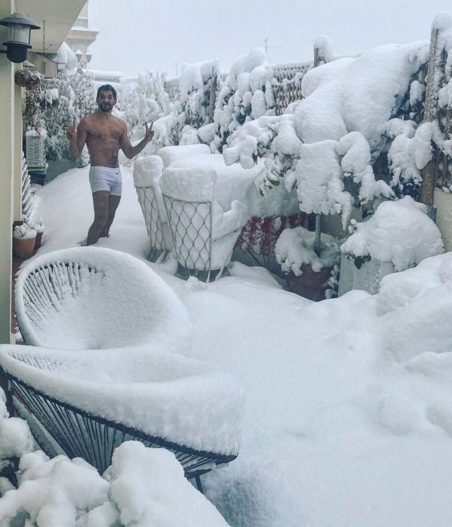 Paco León, tras los pasos de Cristina Pedroche: Posa desnudo para desafiar a la nieve