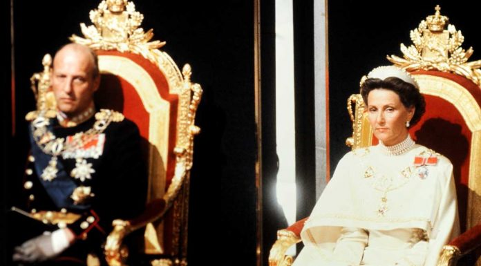 Recordamos la fastuosa coronación de Harald y Sonia de Noruega en el 30 aniversario de su reinado