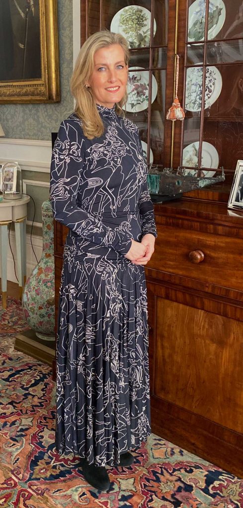 Sophie Wessex, rejuvenecida y a la última vestida de una famosa diseñadora en apuros