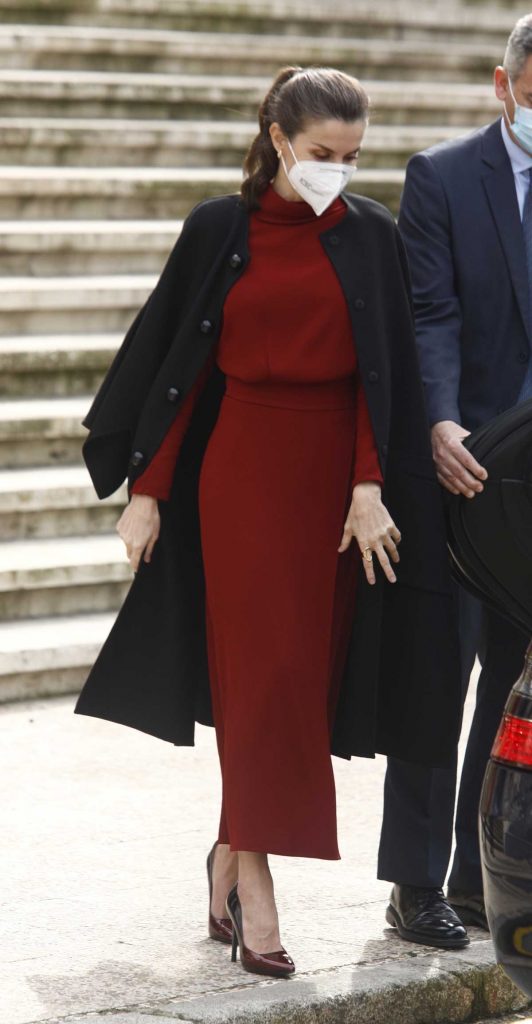 La Reina Letizia, pisando fuerte, saca pierna en Andorra con un look repetido
