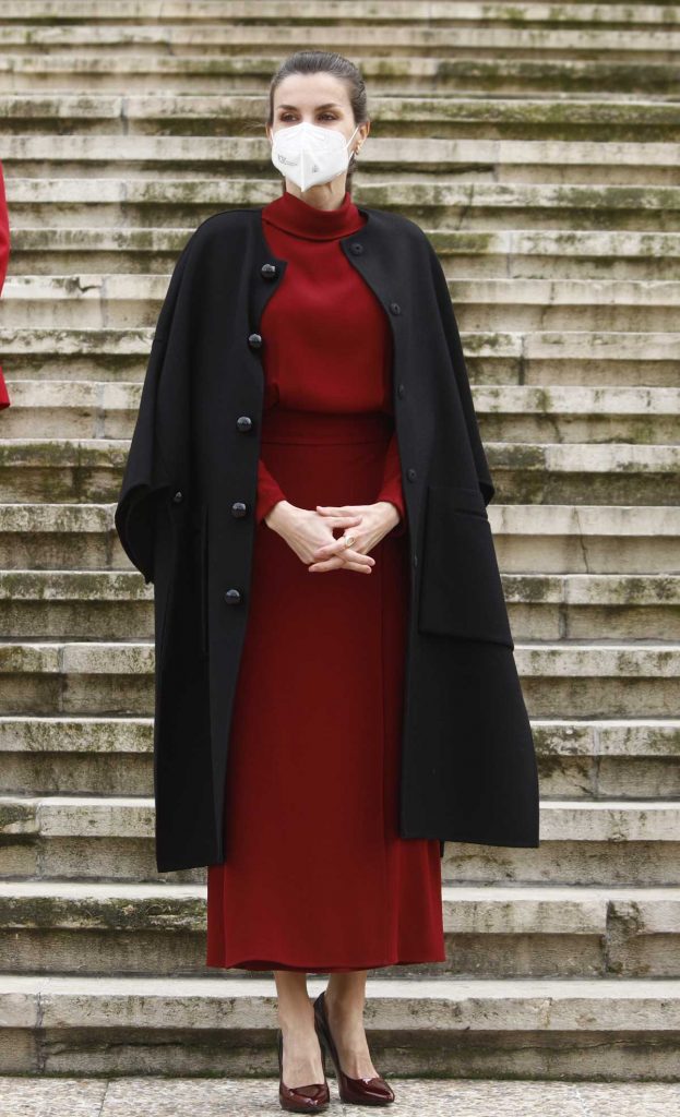 ¡Detallazo de la Reina Letizia!: se quita el abrigo y nos deja ver su nuevo vestido rojo de rebajas