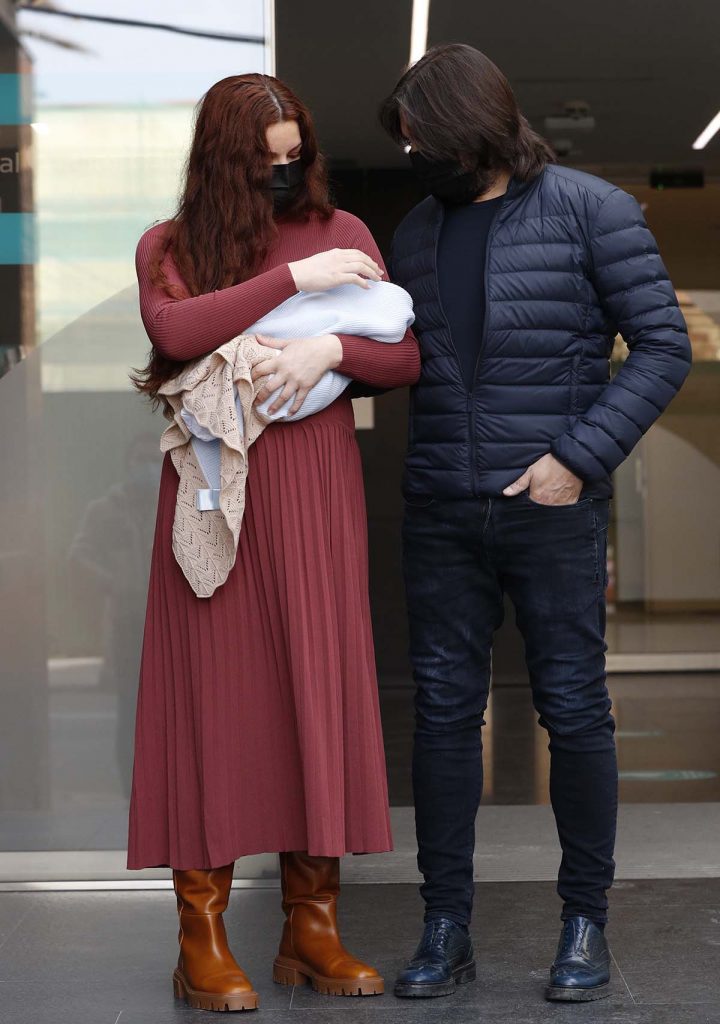 Joaquín Cortés y Mónica Moreno abandonan el hospital con su segundo hijo