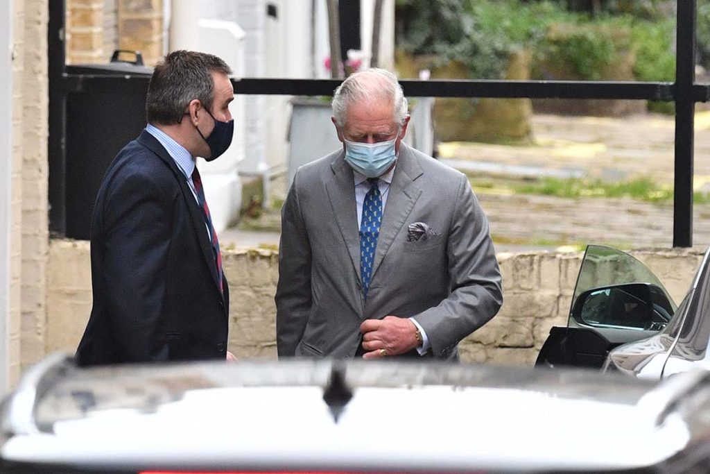 El príncipe Carlos visita a su padre, el duque de Edimburgo, en el hospital