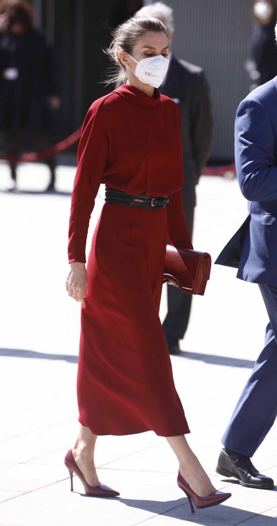 La Reina Letizia, pisando fuerte, saca pierna en Andorra con un look repetido