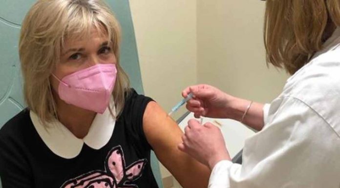 Julia Otero, vacunada contra el coronavirus en plena lucha contra el cáncer