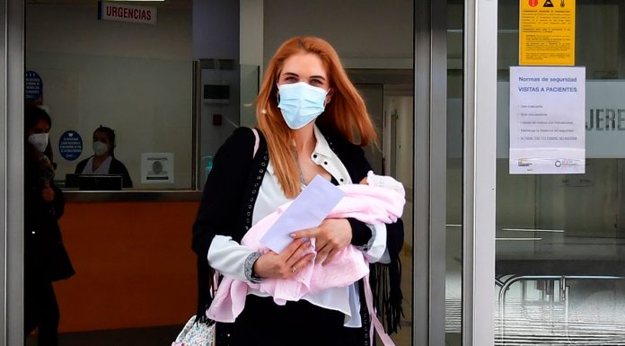 Beatriz Trapote lleva a su hija al médico a los pocos días de dar a luz