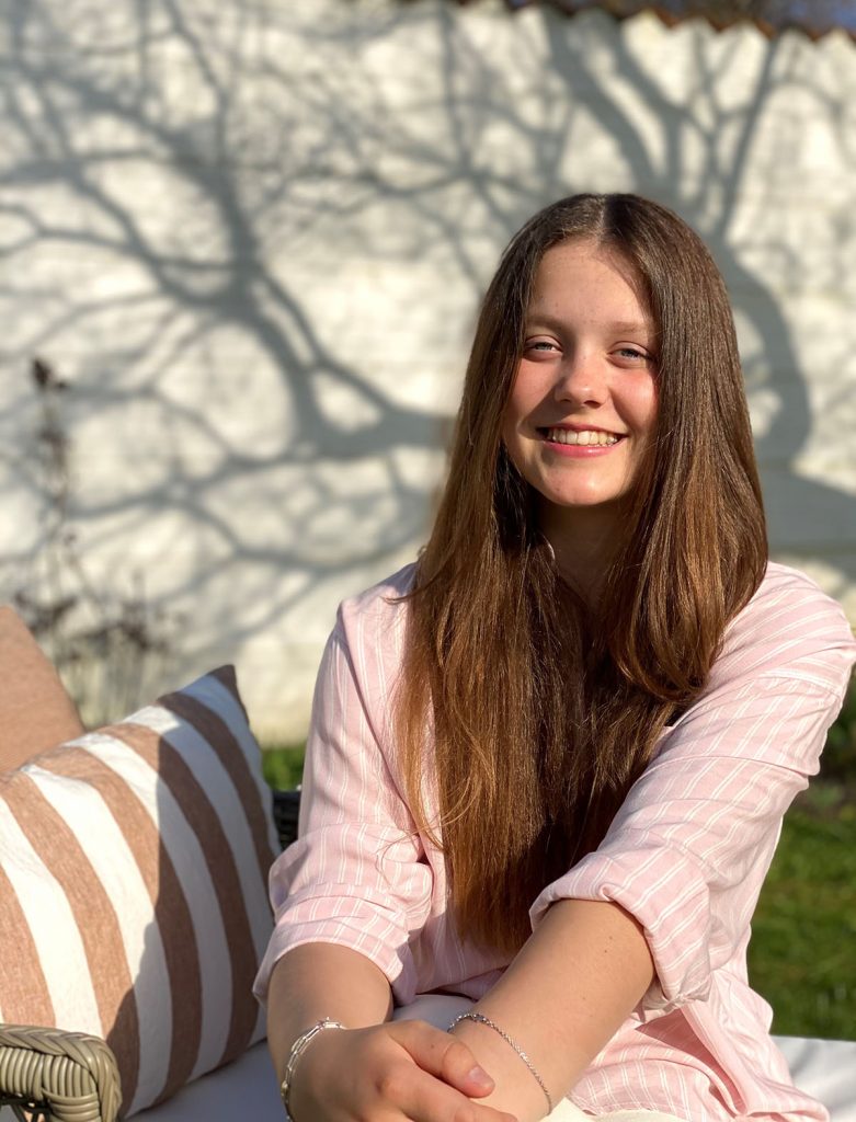 Isabella de Dinamarca celebra su 14 cumpleaños con nuevos retratos (¡una sonrisa para mamá!)