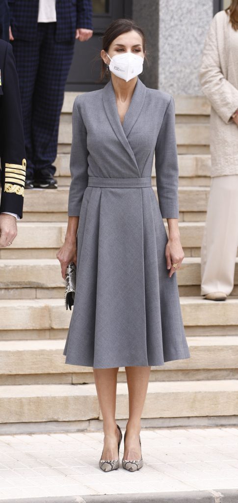 La Reina Letizia no naufraga, pero hace aguas con su vestido más repetido