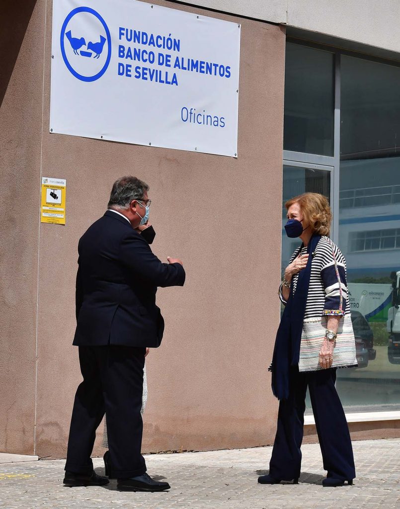 La Reina Sofía, más juvenil que nunca, visita el Banco de Alimentos de Sevilla