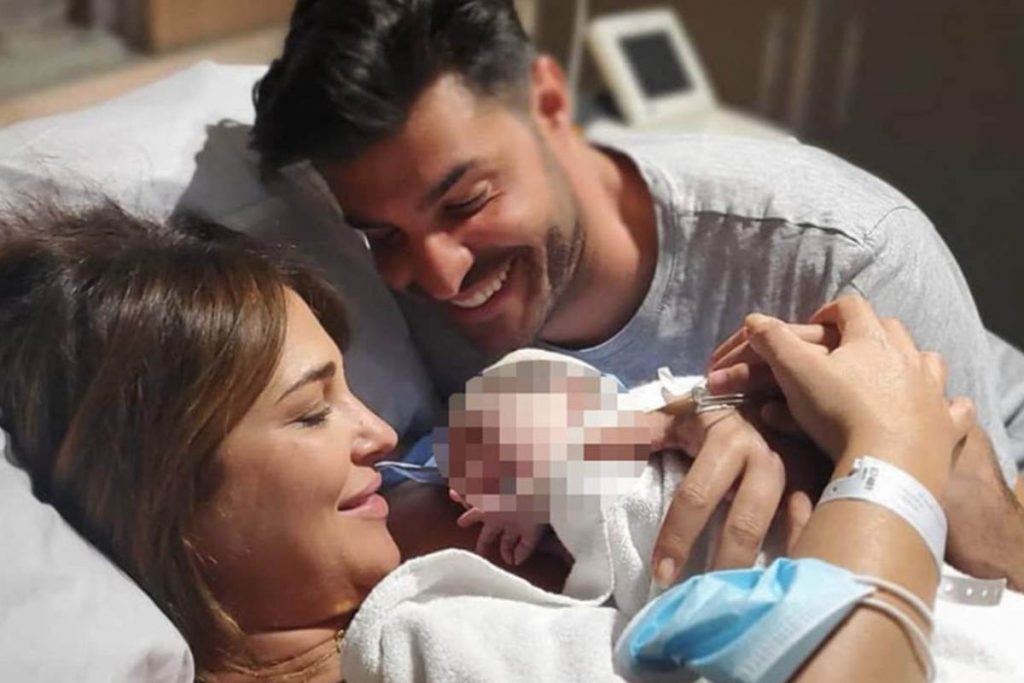 Paula Echevarría y Miguel Torres se derriten con el primer baño de su hijo