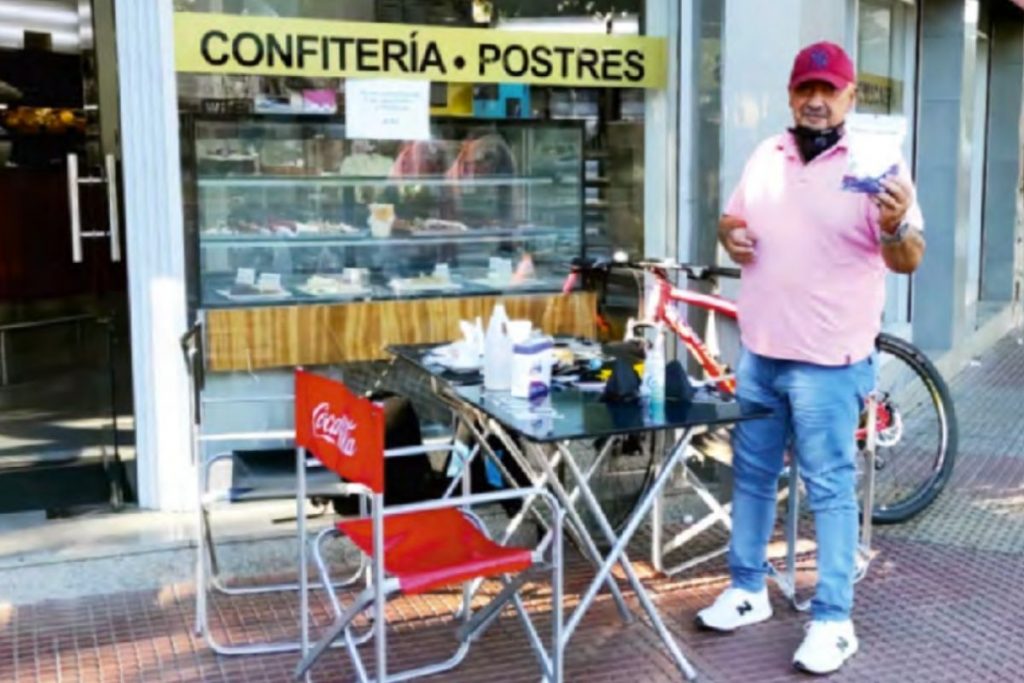 José Carlos Corradini, padre de Chenoa, vive de la venta de mascarillas en la calle