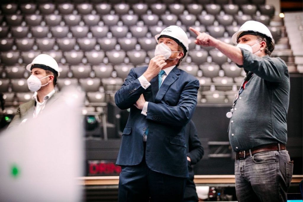 Guillermo de Holanda supervisa la construcción del escenario de Eurovisión 2021