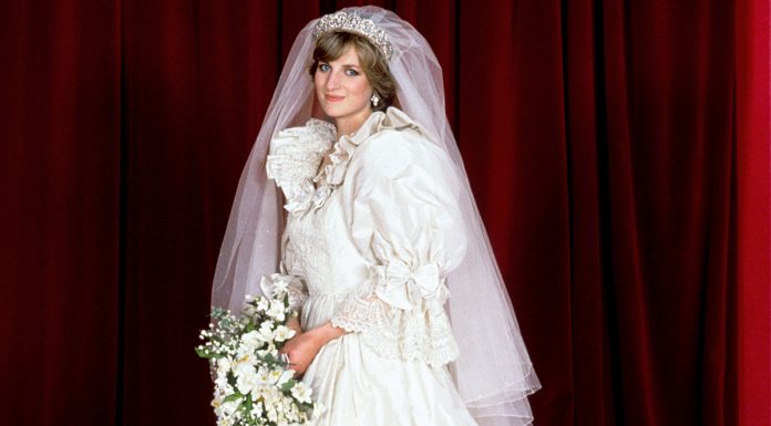 Los secretos del vestido de novia de Diana de Gales al descubierto ante el público (por decisión de sus hijos)