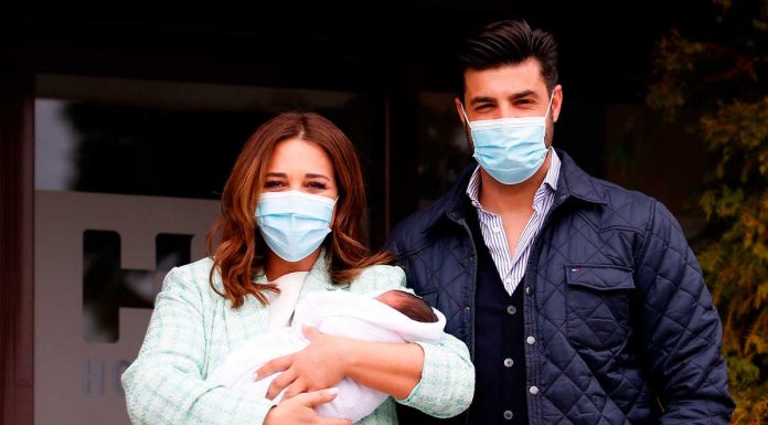 Paula Echevarría y Miguel Torres presentan a su hijo a la salida del hospital
