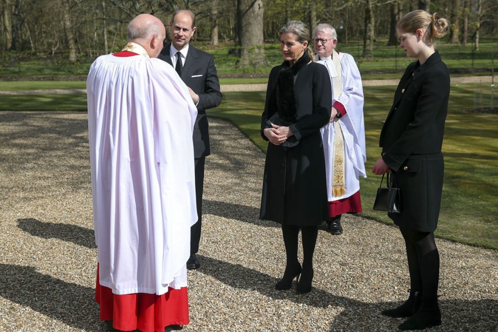 El príncipe Andrés y los condes de Wessex acuden a una misa por Felipe de Edimburgo