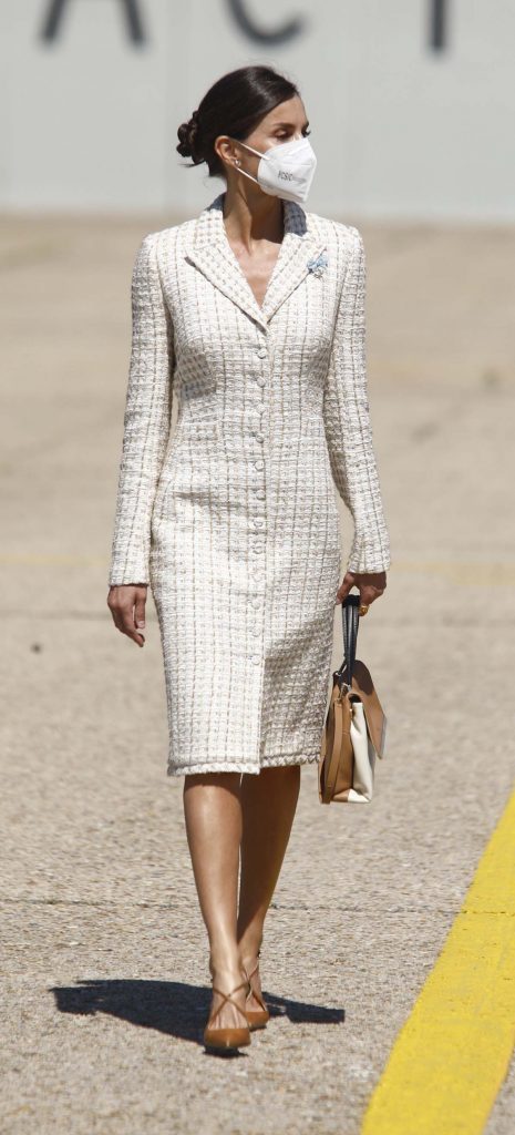 Letizia regresa al pasado con su vestido abrigo de tweed
