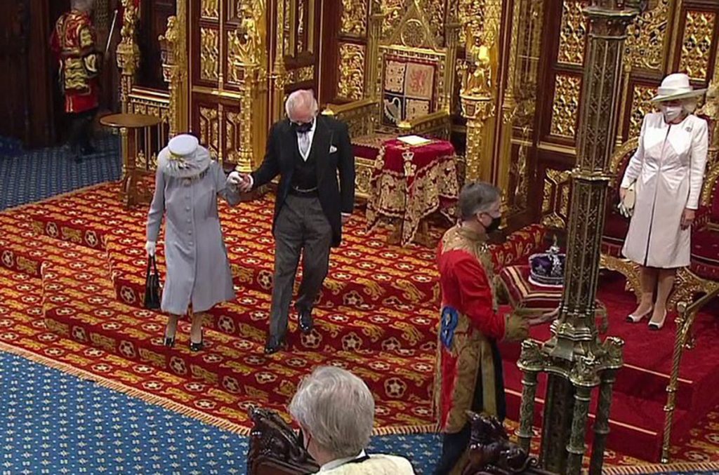 La reina Isabel, sin corona ni armiño, de la mano de Carlos y Camilla en la Apertura del Parlamento