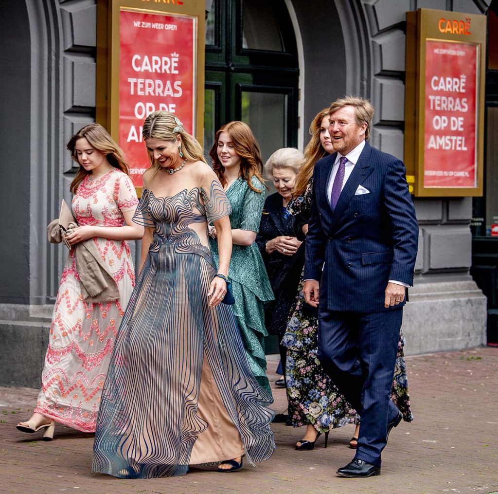 Esmeraldas, Louboutin, alpargatas... El desfile de Máxima de Holanda y sus hijas en la fiesta de su 50 cumpleaños