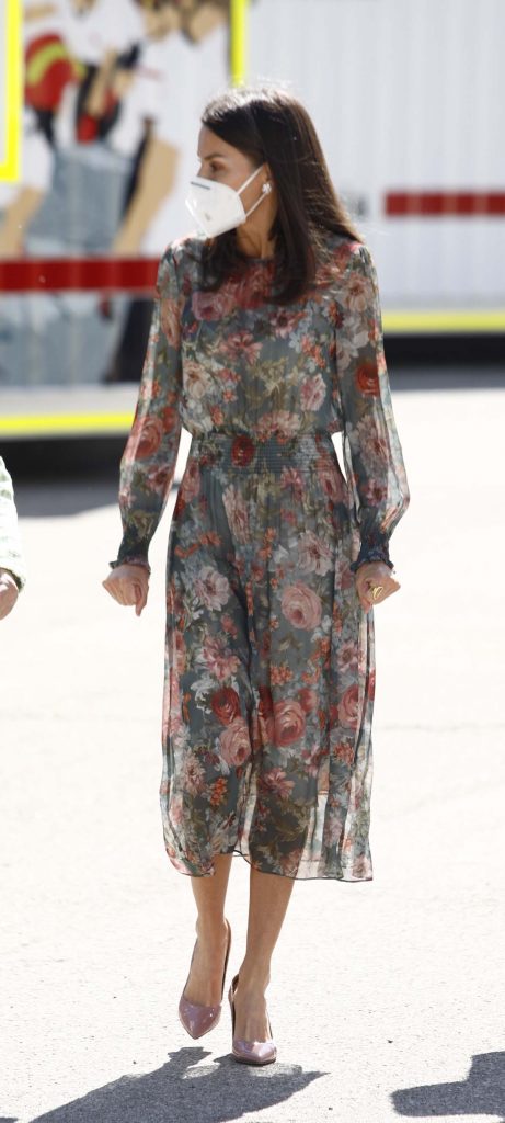 Los zapatones que arruinan el vestido más primaveral de la Reina Letizia
