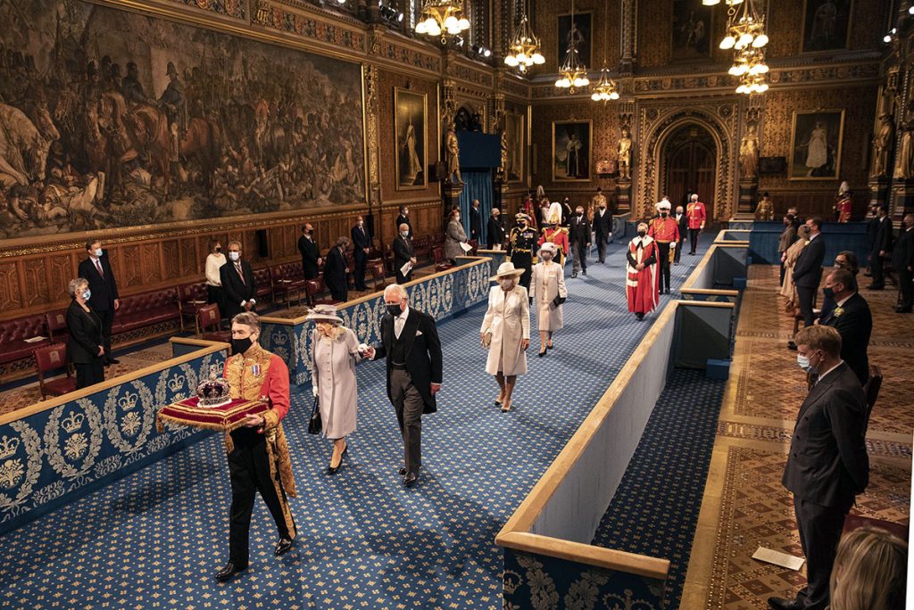 La reina Isabel, sin corona ni armiño, de la mano de Carlos y Camilla en la Apertura del Parlamento