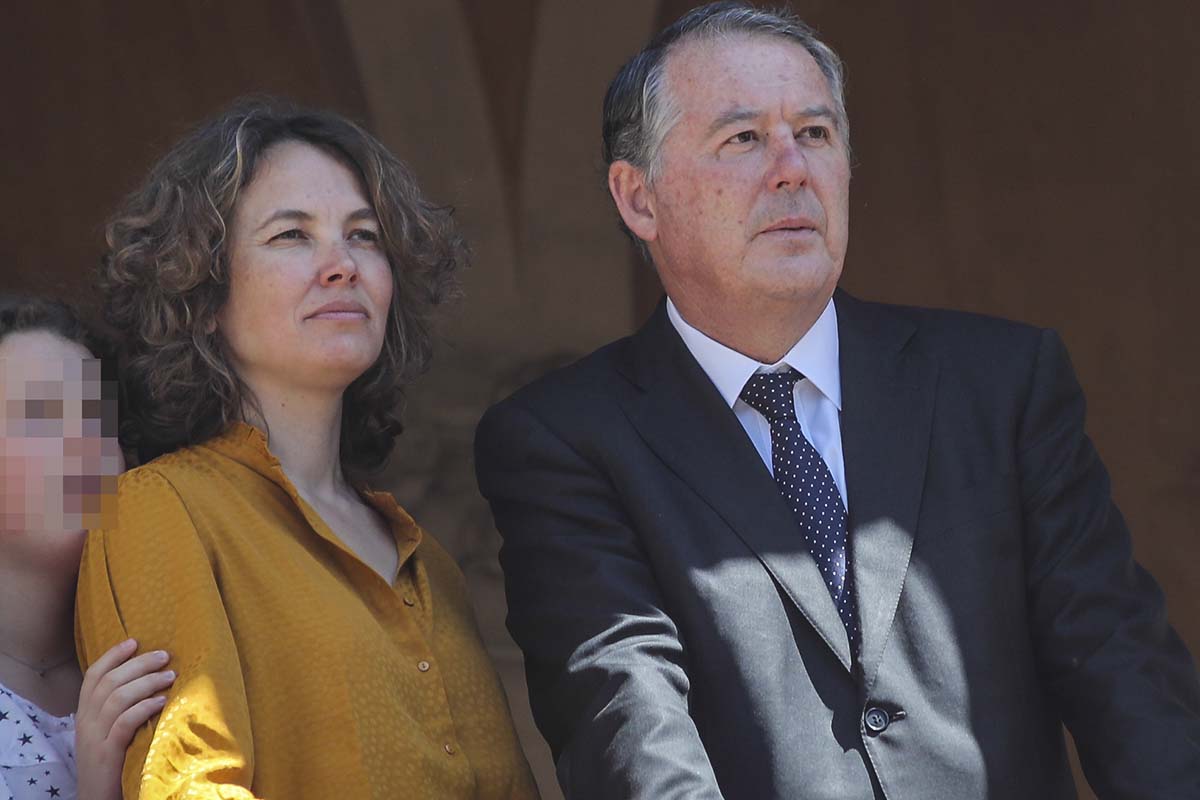 Alejandra Salinas y el político José María Michavila durante la Semana Santa de Sevilla 2019.