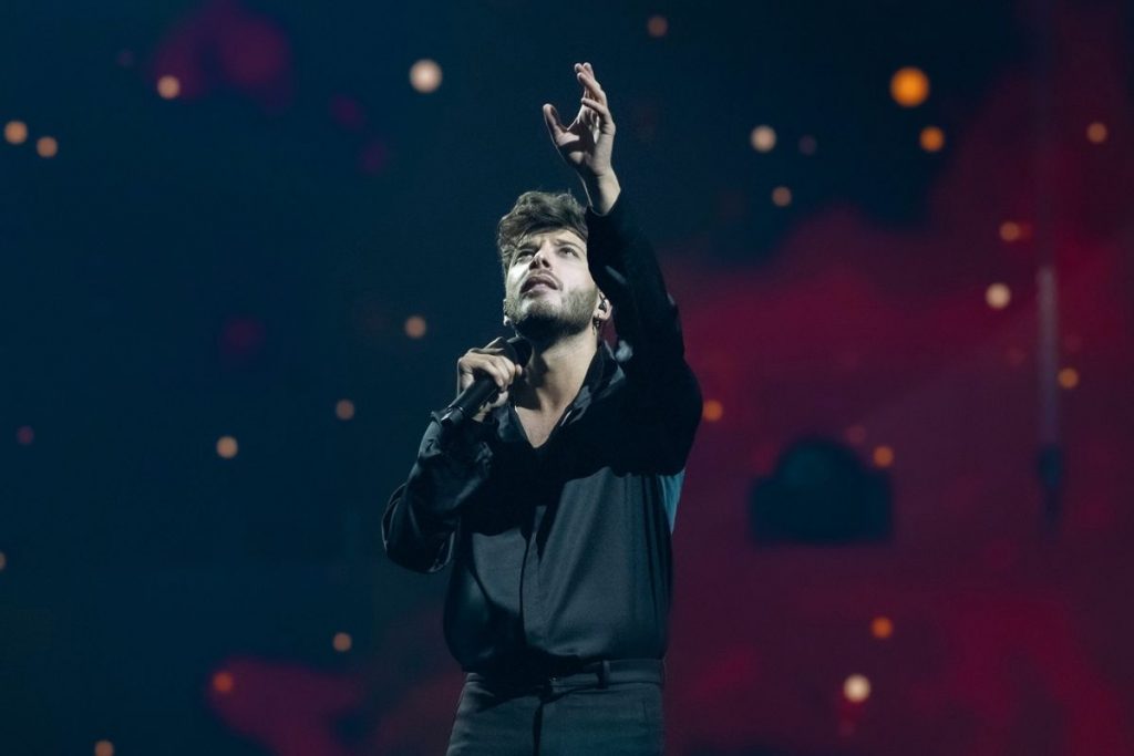Sobriedad y una gigantesca luna, las claves de la puesta en escena de Blas Cantó para Eurovisión 2021