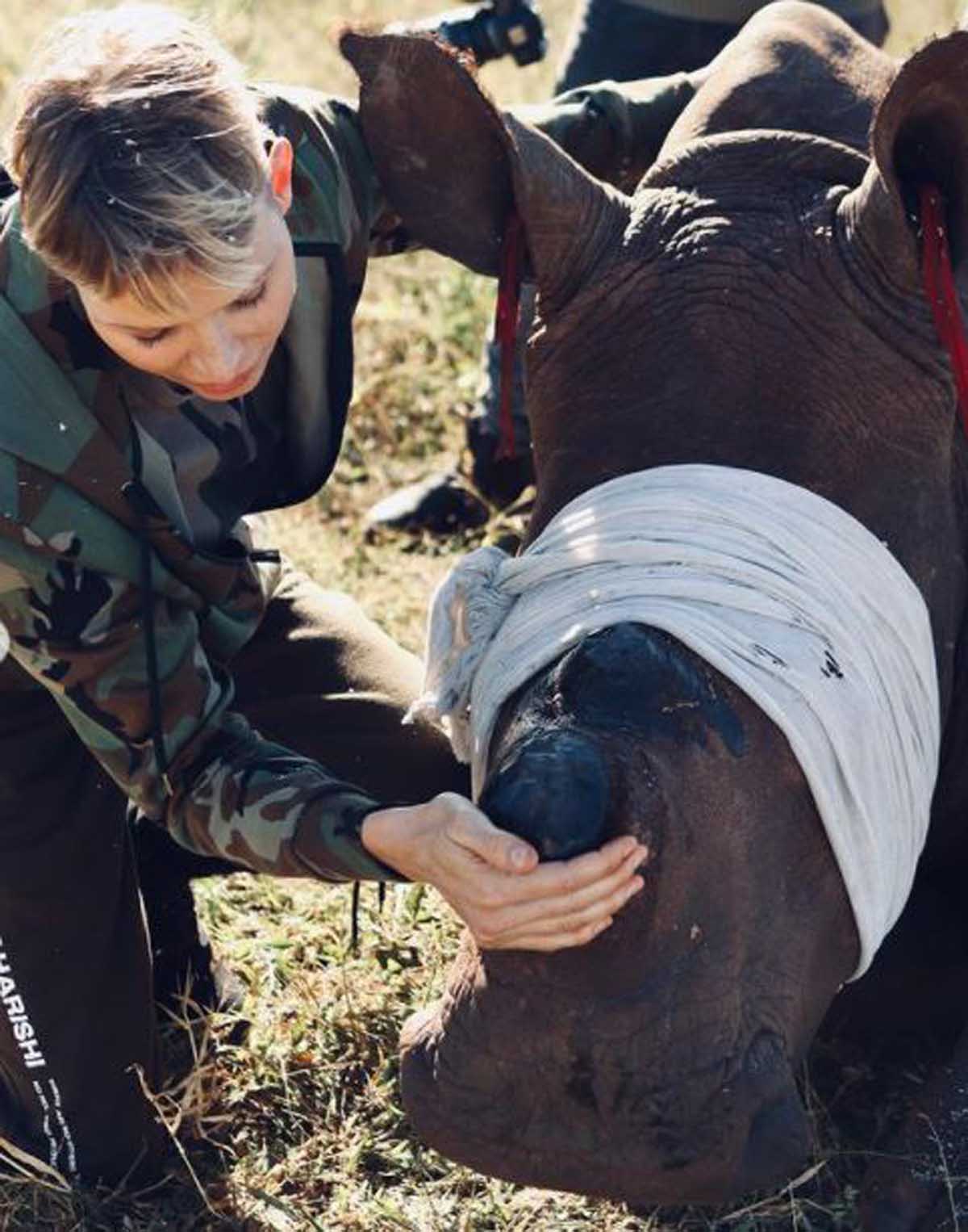 Las impactantes imágenes de Charlene de Mónaco contra la caza furtiva de rinocerontes en Sudáfrica