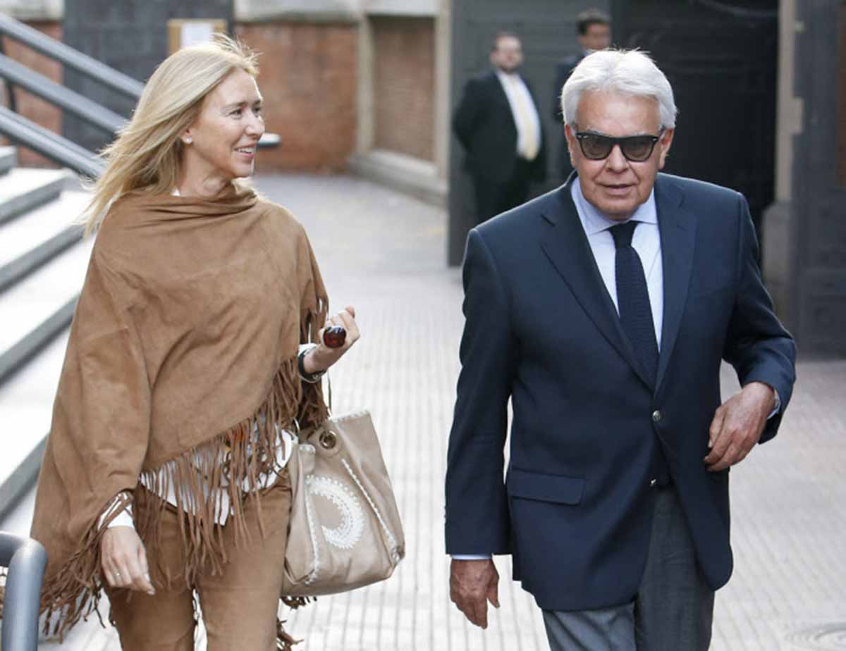 EL EX PRESIDENTE FELIPE GONZALEZ Y MARIA DEL MAR GARCIA VAQUERO POR LAS CALLES DE MADRID 13/04/2015 MADRID